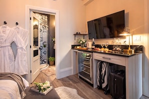 Luxury Room | Blackout drapes, soundproofing, iron/ironing board, free WiFi - WidowsPeak B&B (Brockville)