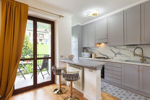 Kühlschrank, Mikrowelle, Herdplatte, Geschirrspüler