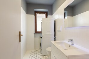 Shower, hair dryer, bidet, towels - Raphael Stresa (Stresa)