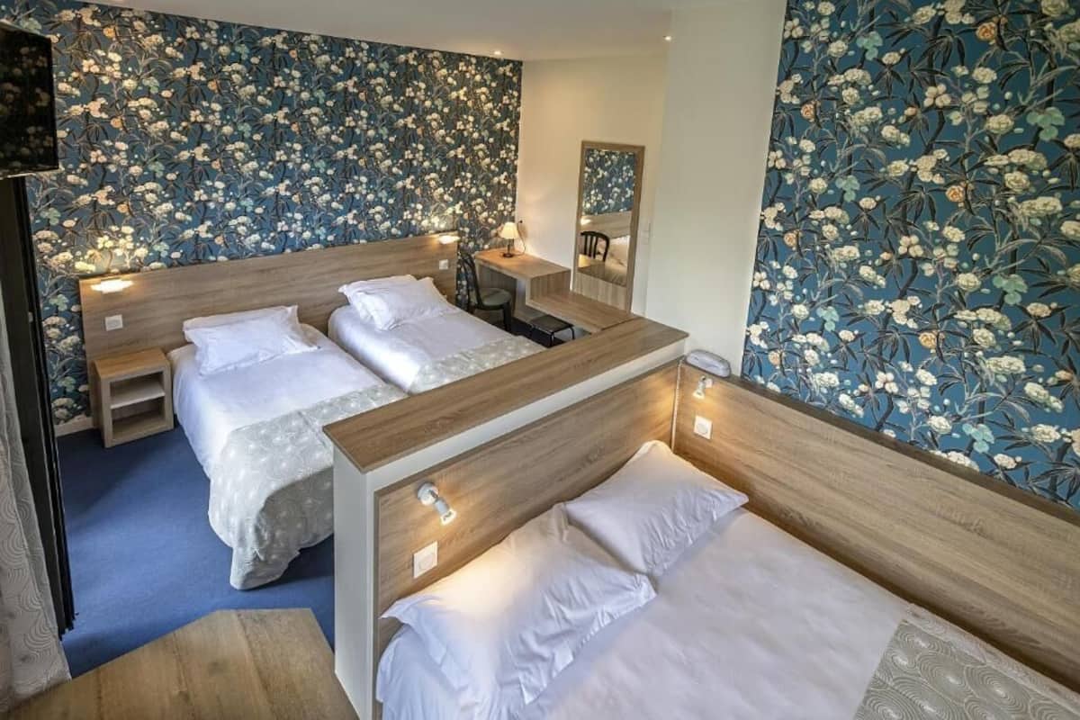 Une chambre d’hôtel avec un grand lit, un bureau et une chaise.