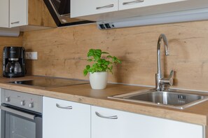 Frigorifero, forno, piano cottura, lavastoviglie