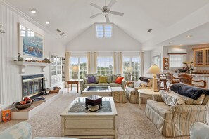 Smart TV, fireplace - Apollo Sunset: Elevator (Corolla)