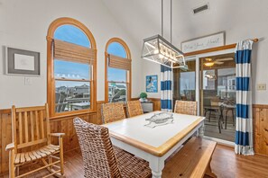 Dining - The Pickled Mermaid: Dogs Allowed (Rodanthe)