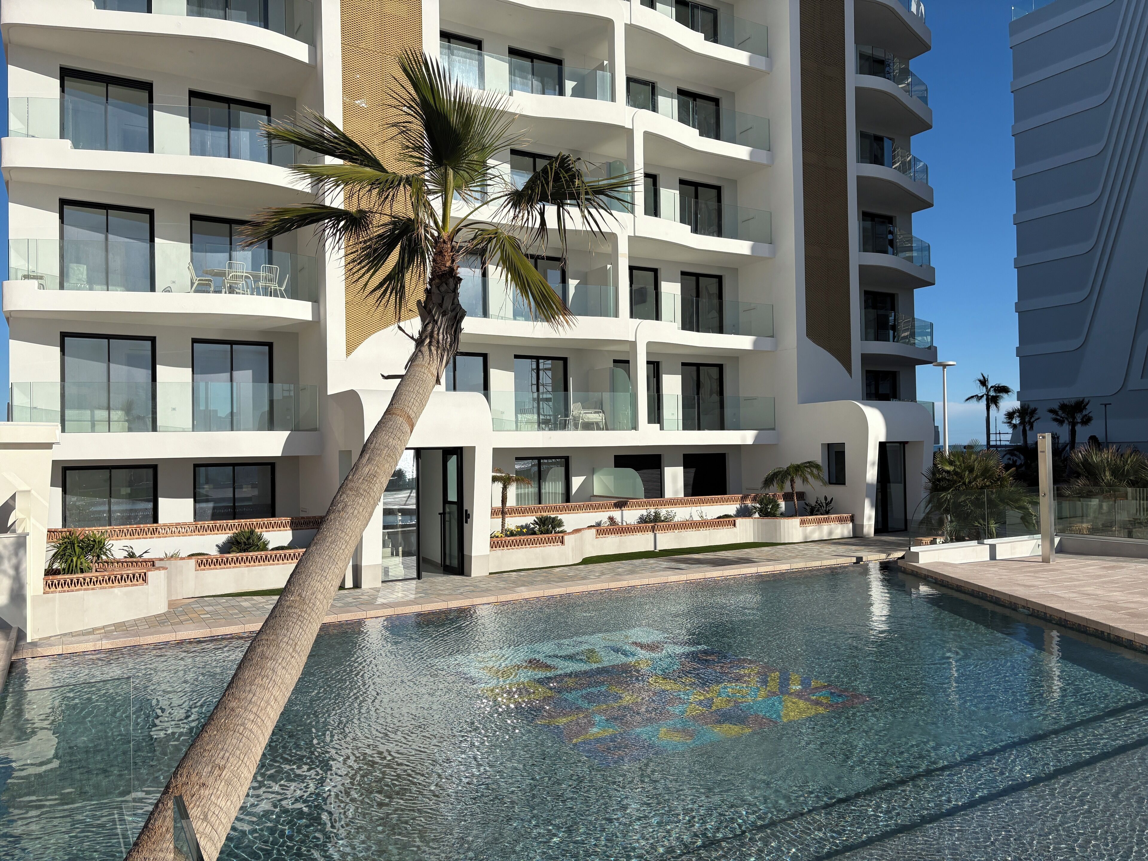 3 albercas al aire libre, acceso de 10:00 a 21:00, y camastros 