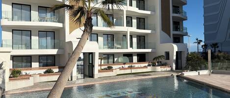 3 albercas al aire libre, acceso de 10:00 a 21:00, y camastros