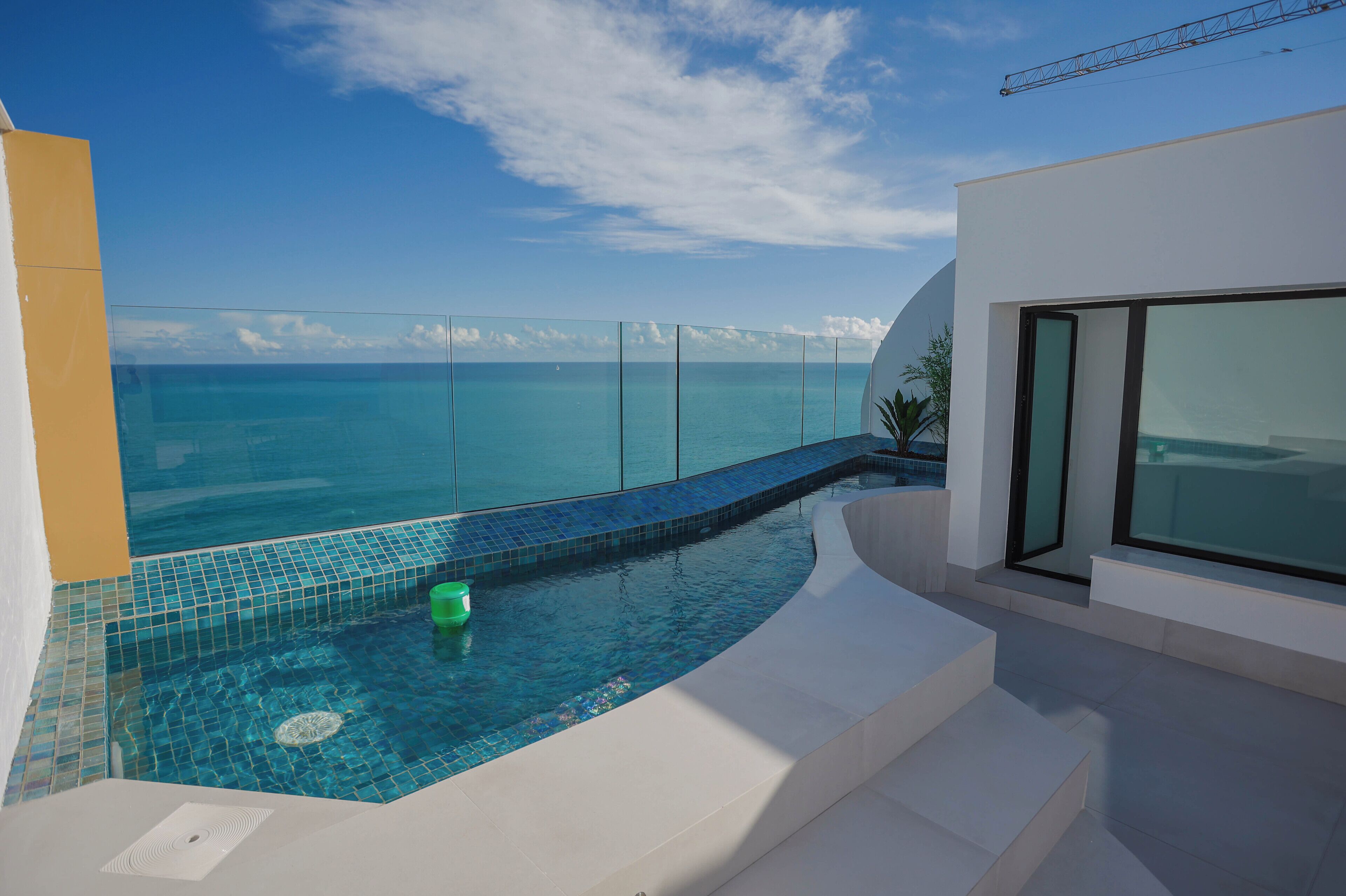 حمام سباحة خاص