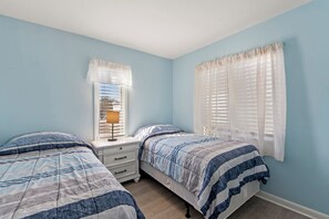 Iron/ironing board, WiFi, bed sheets - Salty Shamrock: Dogs Allowed (Corolla)