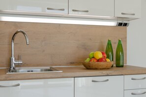 Kühlschrank, Mikrowelle, Ofen, Herdplatte