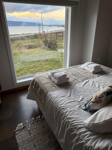 Cozy cabin with stunning sea and mountain views.