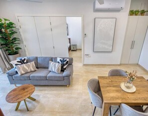 Interior - 2 BR Seafront Elegance with Balcony & Sea Views (St. Paul`s Bay)