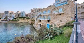 Exterior - 2 BR Seafront Elegance with Balcony & Sea Views (St. Paul`s Bay)
