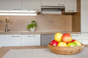 Kühlschrank, Mikrowelle, Ofen, Herdplatte