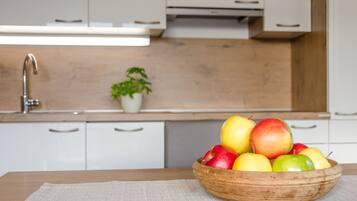 Køleskab, mikrobølgeovn, ovn, kogeplade