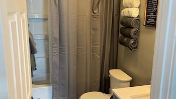 Håndklær, såpe og toalettpapir