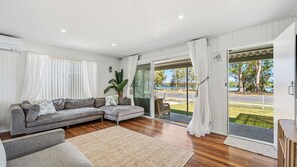 Smart TV - One Day @ Ivy Bai - Cozy Cottage with Picturesque Views & Coastal Vibes (North Haven)