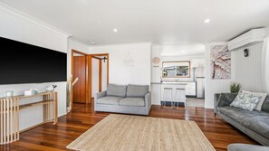 Smart TV - One Day @ Ivy Bai - Cozy Cottage with Picturesque Views & Coastal Vibes (North Haven)