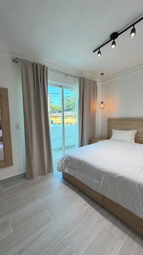 Urban Oasis Room - Premium Plus No. 1