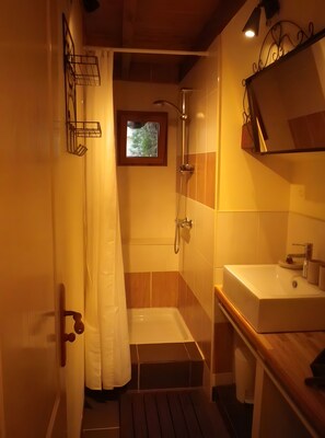 Shower, hair dryer - Holiday Home “Gîte Champêtre, Fully Equipped” with Wi-Fi (Saint-Eloy la Glaciere)