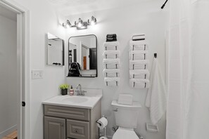 Secadora de cabello, toallas, jabón, papel de baño 
