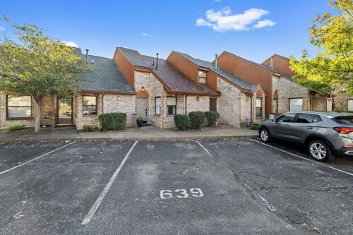 Center of City Private Townhome/courtyard /firepit 2 bed