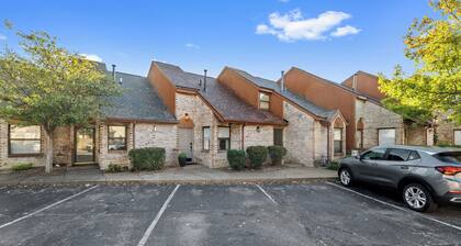 Center of City Private Townhome/courtyard /firepit 2 bed