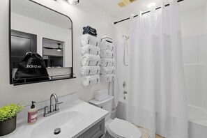 Haartrockner, Handtücher, Seife, Toilettenpapier