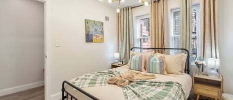 Tabla de planchar con plancha, internet y ropa de cama