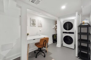 Interior - Spacious 4-bedroom house in beautiful Jersey City with Laundry (Jersey City)