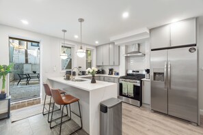 Microwave, oven, stovetop, dishwasher - Spacious 4-bedroom house in beautiful Jersey City with Laundry (Jersey City)