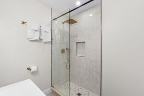 Shower, hair dryer, towels, soap - Spacious 4-bedroom house in beautiful Jersey City with Laundry (Jersey City)
