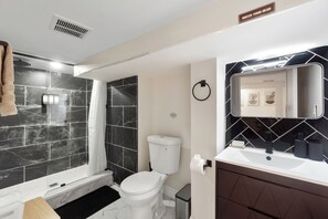 Shower, hair dryer, towels, soap - Spacious 4-bedroom house in beautiful Jersey City with Laundry (Jersey City)