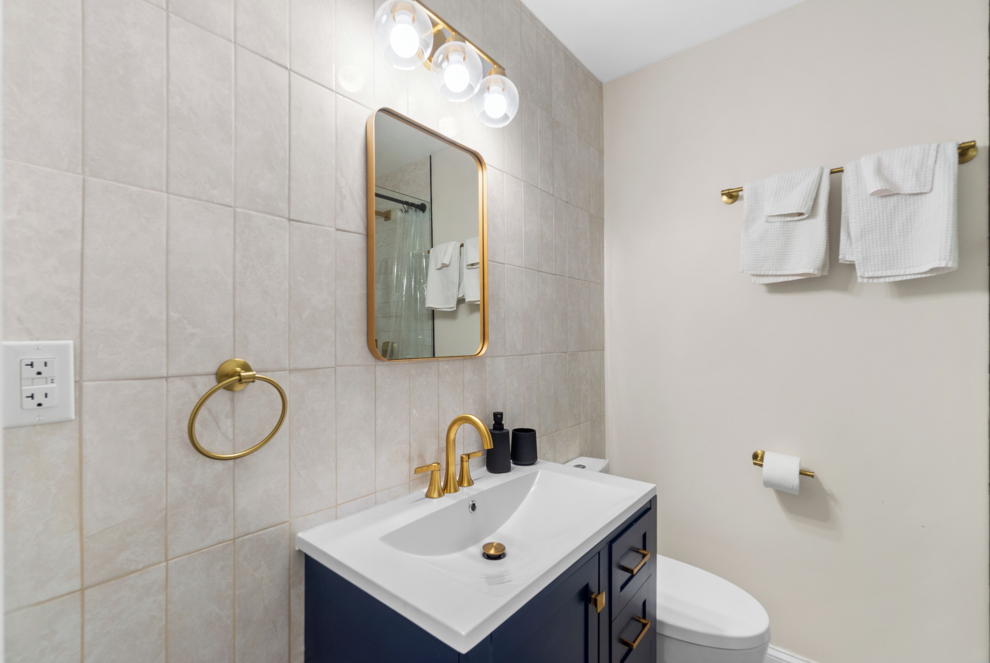 Dusj, hårføner, håndklær og såpe