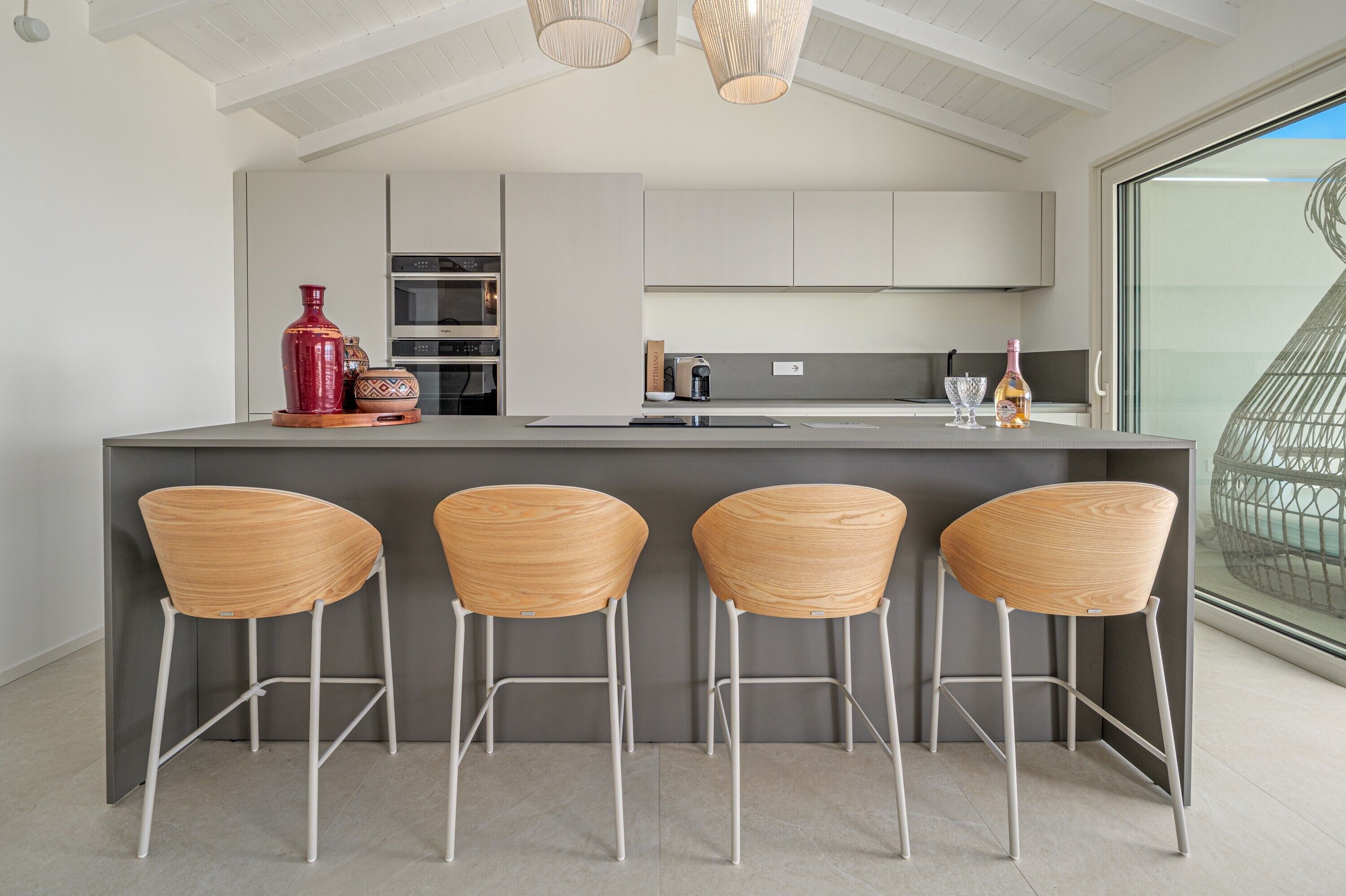 Køleskab, mikrobølgeovn, ovn, kogeplade