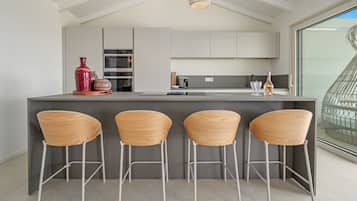 Køleskab, mikrobølgeovn, ovn, kogeplade