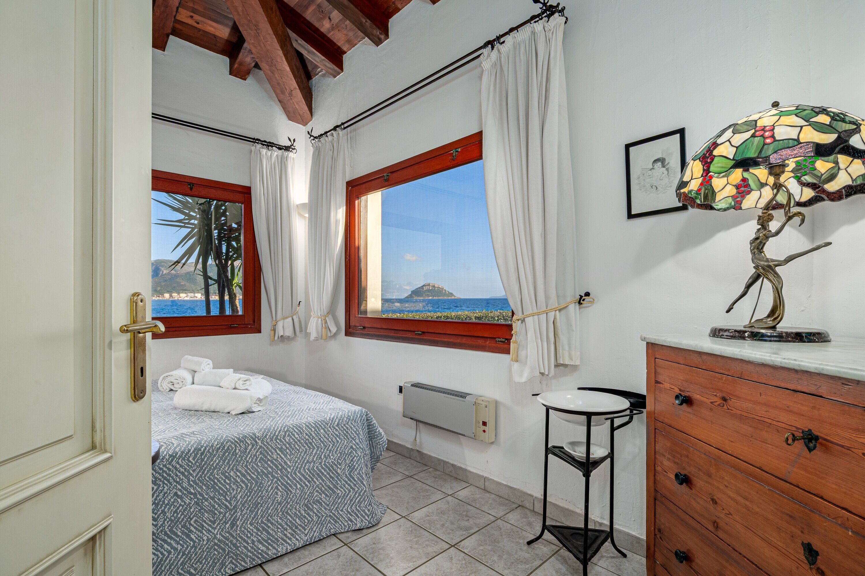 Een strijkplank/strijkijzer, wifi, beddengoed