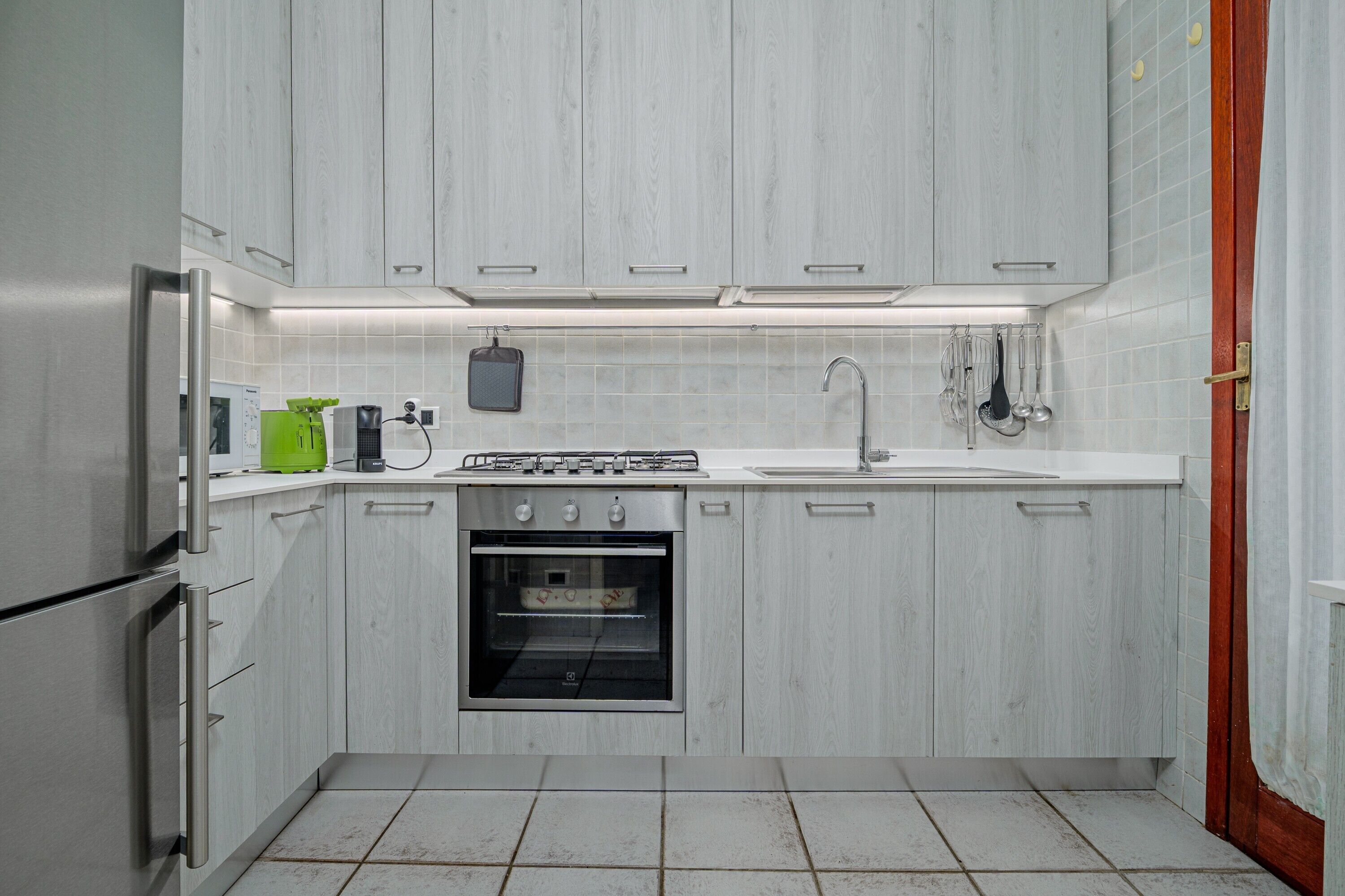 Kühlschrank, Ofen, Herdplatte, Geschirrspüler