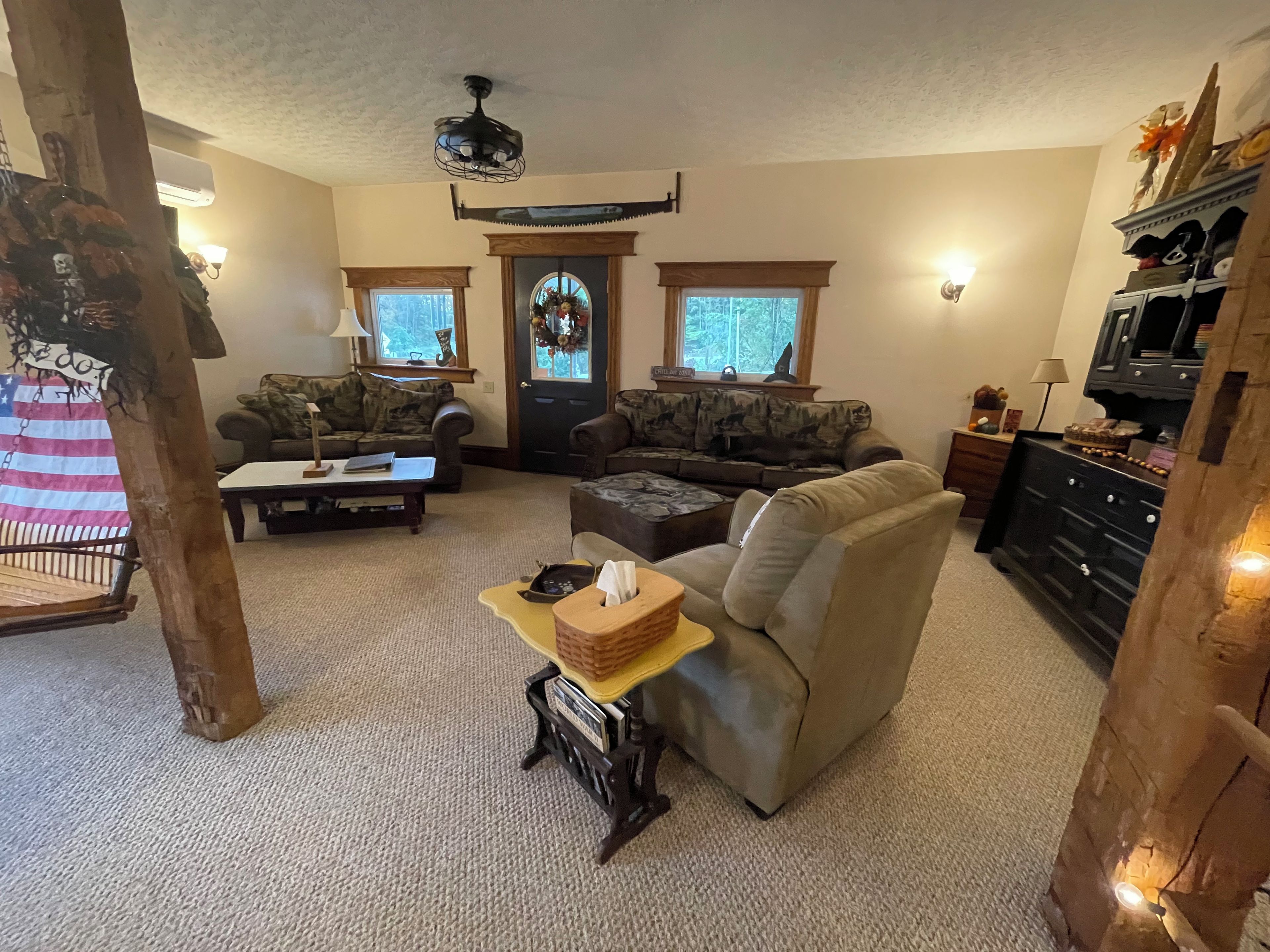 Ein Wohnzimmer mit Kamin, zwei Sofas, einem Couchtisch und einem Fernseher.