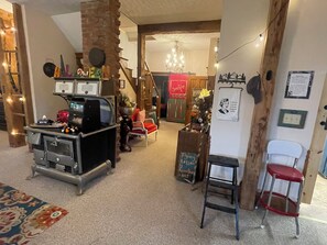 A cozy interior with a vintage radio, a wooden staircase, and a chandelier. - Trail House Wonderful Winter Getaway...15 minutes 7 Springs #tHREE (Rockwood)
