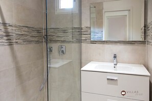 Dusche, Haartrockner, Handtücher, Toilettenpapier