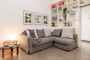 Smart TV, books - Casa Aurora - WelcometoRhome 2BR 2BTH AC Wifi fully equipped (Roma)
