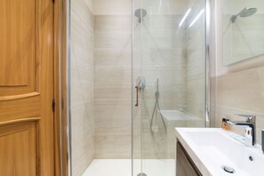 Shower, hair dryer, bidet, towels - Casa Aurora - WelcometoRhome 2BR 2BTH AC Wifi fully equipped (Roma)