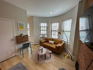 TV - Peaceful Back Bay Studio (Boston)