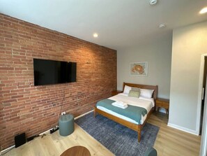 1 bedroom, desk, iron/ironing board, WiFi - Peaceful Back Bay Studio (Boston)