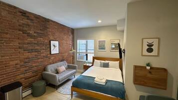 1 habitación, escritorio, tabla de planchar con plancha y wifi