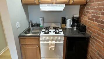 Un four, cafetière-théière, vaisselle et ustensiles