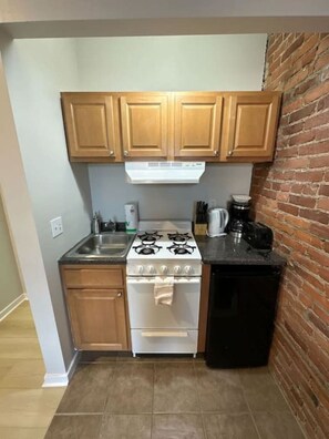 Oven, coffee/tea maker, cookware/dishes/utensils - Prudential Area Loft Retreat (Boston)