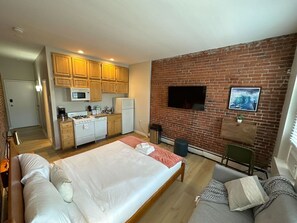 1 bedroom, desk, iron/ironing board, WiFi - Charming Studio Apt! | Back Bay (Boston)