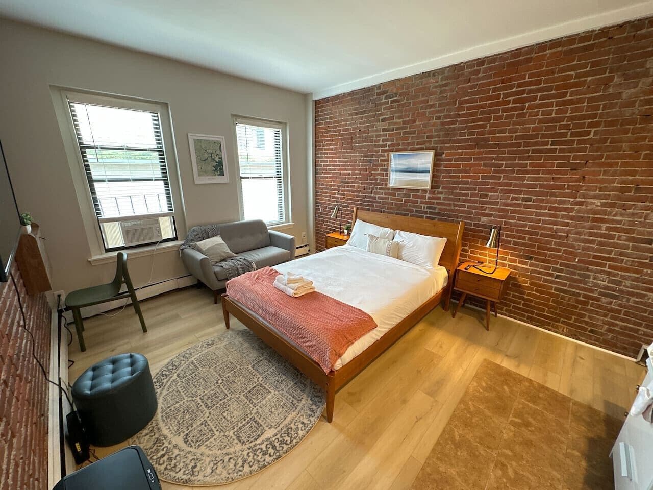 Desk, iron/ironing board, WiFi, bed sheets