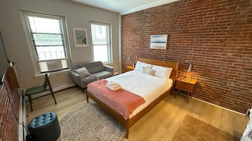 Escritorio, tabla de planchar con plancha, wifi y ropa de cama