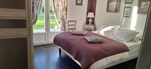 4 bedrooms, desk, iron/ironing board, travel cot - Au Bonheur de Mona. 3*** label (Gouville-sur-Mer)